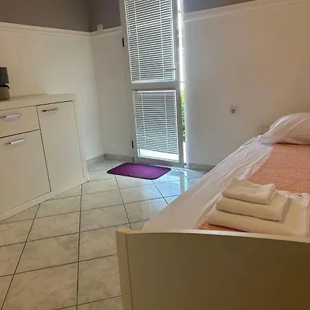 Tia Sveti Stefan Apartment *